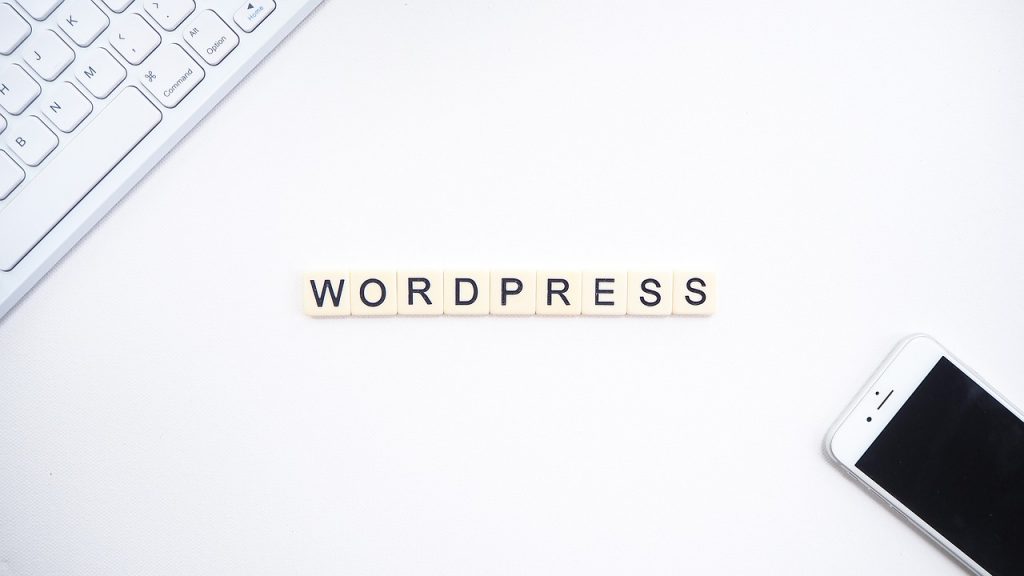 WordPress es, sin dudas, el gestor de contenidos web más utilizado a nivel mundial y existen razones para que así sea. WordPress es fácil de instalar y de usar, nos permite personalizar nuestra página web para que vaya desde un simple Blog, hasta un eCommerce; esa versatilidad es la que nos hace adorar WordPress. Es por esta, y muchas otras razones, por las que nos hemos especializado como empresa de diseño y desarrollo web WordPress.  Este gestor de contenidos se ha hecho tan importante que, hablar de SEO tiene un apartado especial cuando se refiere a WordPress, pues este gestor cuenta con herramientas únicas que nos facilitan el trabajo. Posicionar páginas web es más sencillo con WordPress, o por lo menos yo lo creo así, aunque no debemos subestimar el trabajo que debemos realizar, el cual debe ser óptimo para que dé resultados.  Ahora pasaremos a ver una serie de aspectos  de la optimización SEO para el posicionamiento web que debes tomar en cuenta cuando uses WordPress como gestor de contenido para tu página web, que he recopilado como consultor de SEO y posicionamiento web. Recuerda que si bien hay aspectos generales en la lista que te voy a proporcionar, debes encontrar la manera de darle tu toque personal. Recuerda que, ante todo, necesitas que tu página web sea única y original.  Índice de contenidos [Ocultar]  1 ¿Por qué y cómo hacer SEO en WordPress? 2 Optimización del SEO técnico para WordPress 2.1 Actualiza a lista de servicios SEO de actualización de WordPress 2.2 Escoge una plantilla de WordPress optimizada para SEO 2.3 Usa el plugin para WordPress de Yoast SEO 2.4 Genera mapas de sitio WordPress 2.5 Trabaja con enlaces permanentes (permalinks) con SEO 2.6 Activa el Pingback de WordPress 2.7 Crea una red de enlaces internos en la web 2.8 Configura las URL canónicas, ¡clave para el SEO! 2.9 Configura páginas como no indexables en WordPress 2.10 Mantente al día con los algoritmos SEO de los buscadores web 3 Posicionamiento SEO de contenidos en WordPress 3.1 Analiza a fondo las palabras clave y el SEO 3.2 Optimiza el SEO del título y descripción de tu sitio WordPress 3.3 Da nombre a las imágenes con estrategia SEO 3.4 Utiliza el atributo ALT en imágenes con SEO 3.5 Usa palabras claves en enlaces permanentes de WordPress 3.6 Promueve el contenido en redes sociales 3.7 Logra enlaces hacia tu contenido web WordPress 3.8 Actualízate en las temáticas para crear contenido y el SEO 3.9 Refresca el SEO y actualiza los viejos artículos de tu Blog